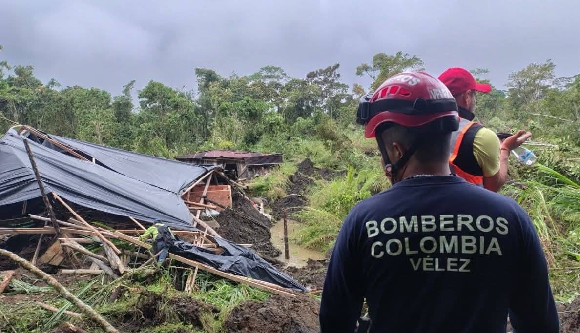 Se trata de un gran deslizamiento que destruyó viviendas y varias hectáreas de cultivos.