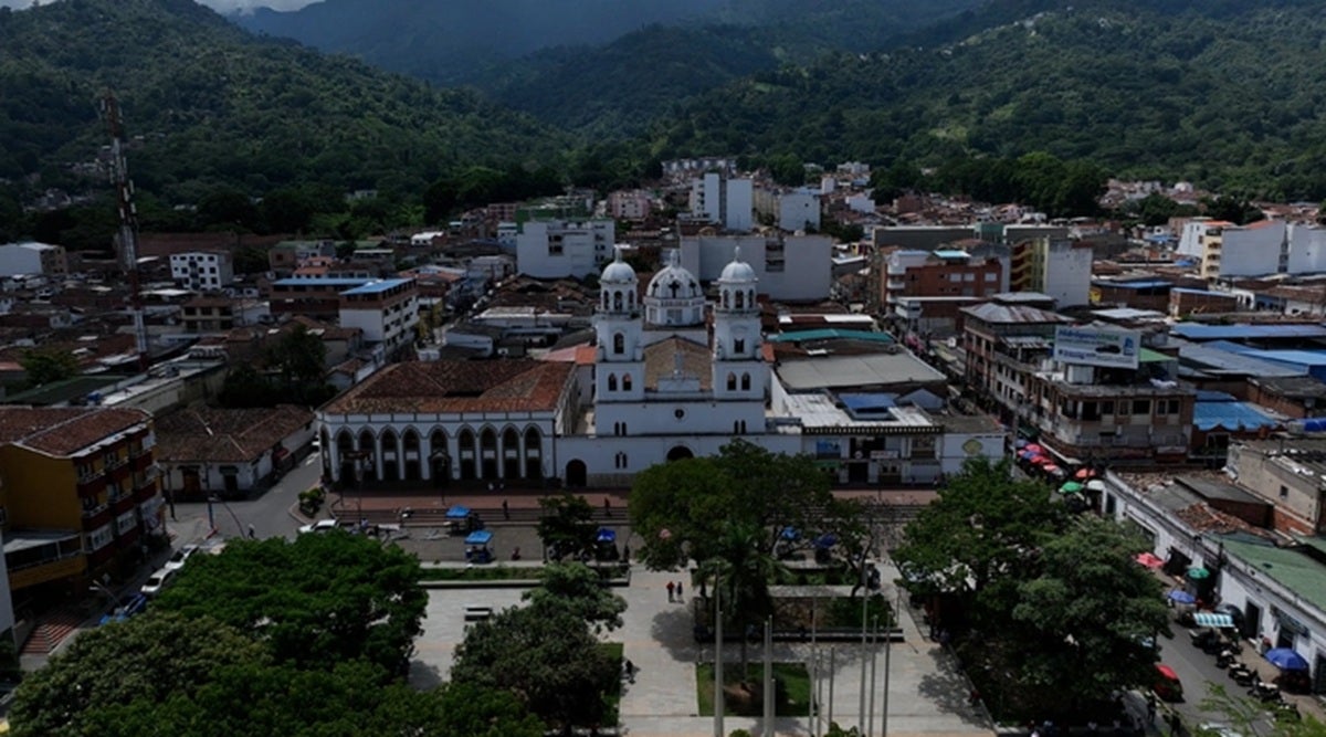 Las autoridades ofrecen recompensa para ubicar a los asesinos.