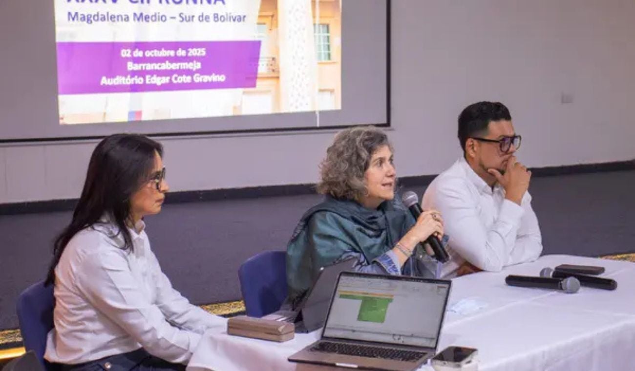 Autoridades nacionales y locales durante la 35ª sesión de la CIPRUNNA en Barrancabermeja.