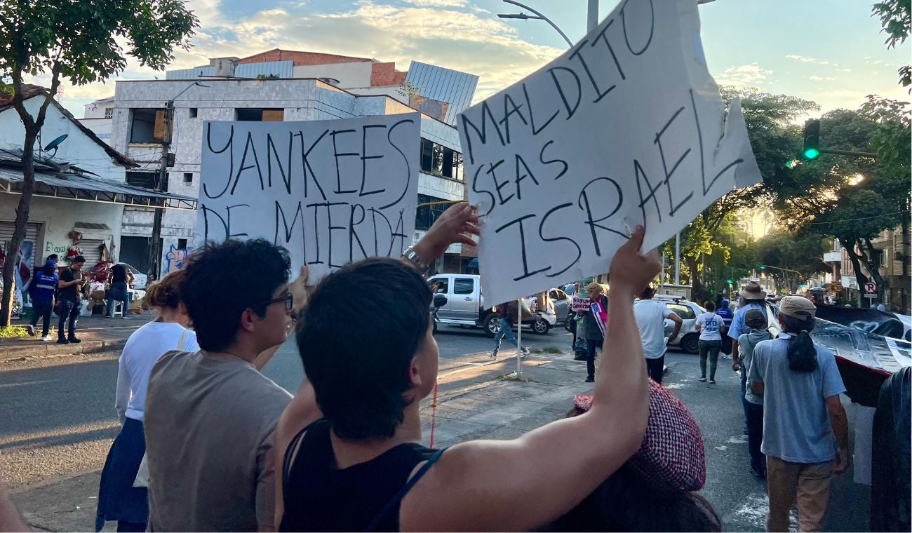 Decenas de personas marcharon por las calles de Bucaramanga en rechazo a la ofensiva israelí sobre Gaza.