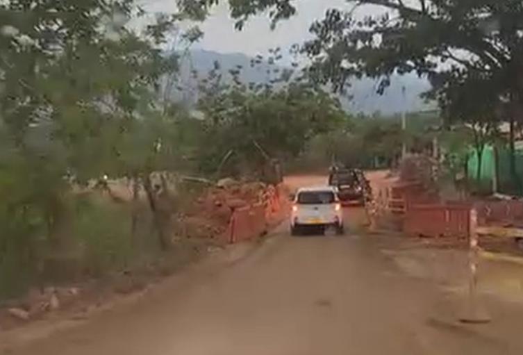 Los habitantes del sector han manifestado inconformidad por los cierres de una hora y media que afectan la movilidad.