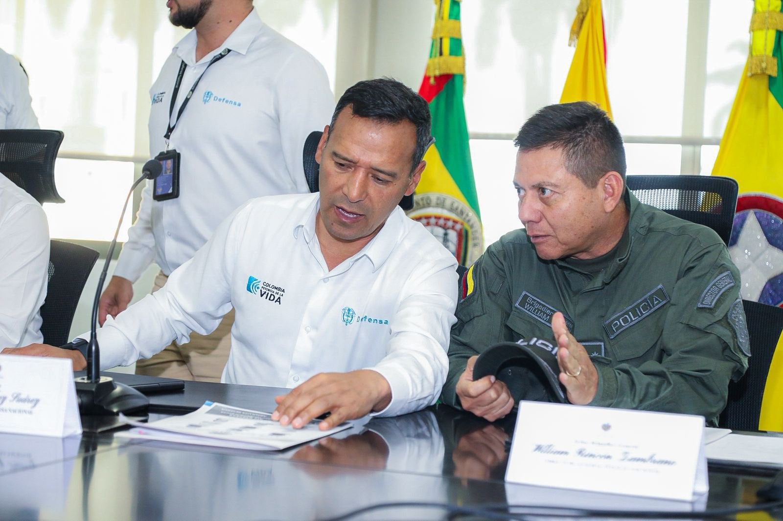 Ministro de Defensa, Pedro Sánchez, y el director Nacional de la Policía, genera, William Rincón.