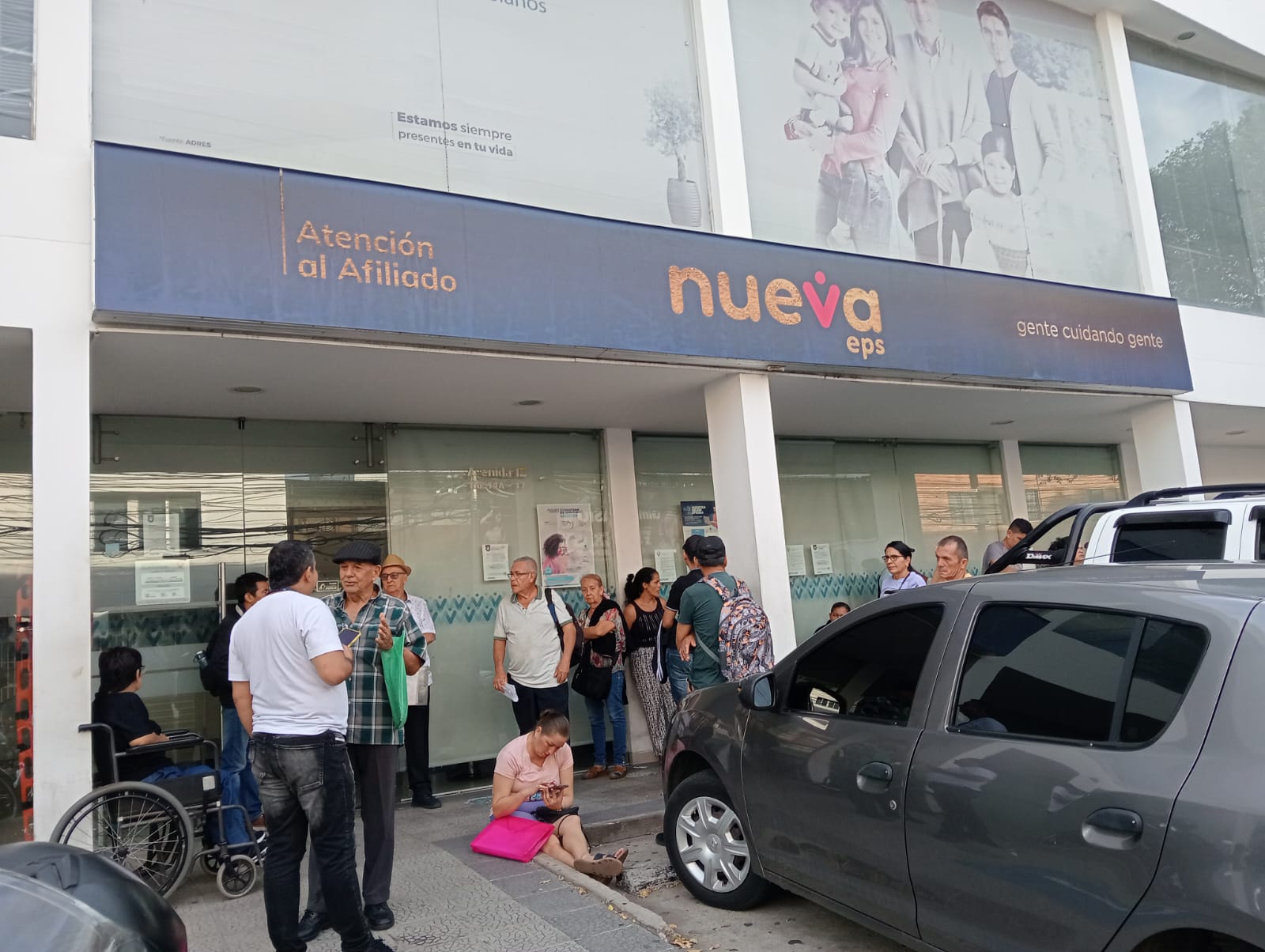 Usuarios a las afueras de sede de la Nueva EPS en Cúcuta