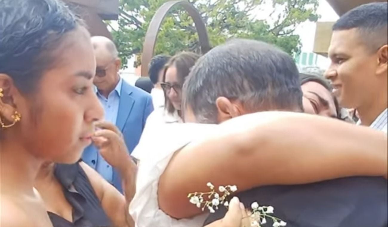 Emotivo momento de un padre orgulloso por el grado de sus hijos en la UIS