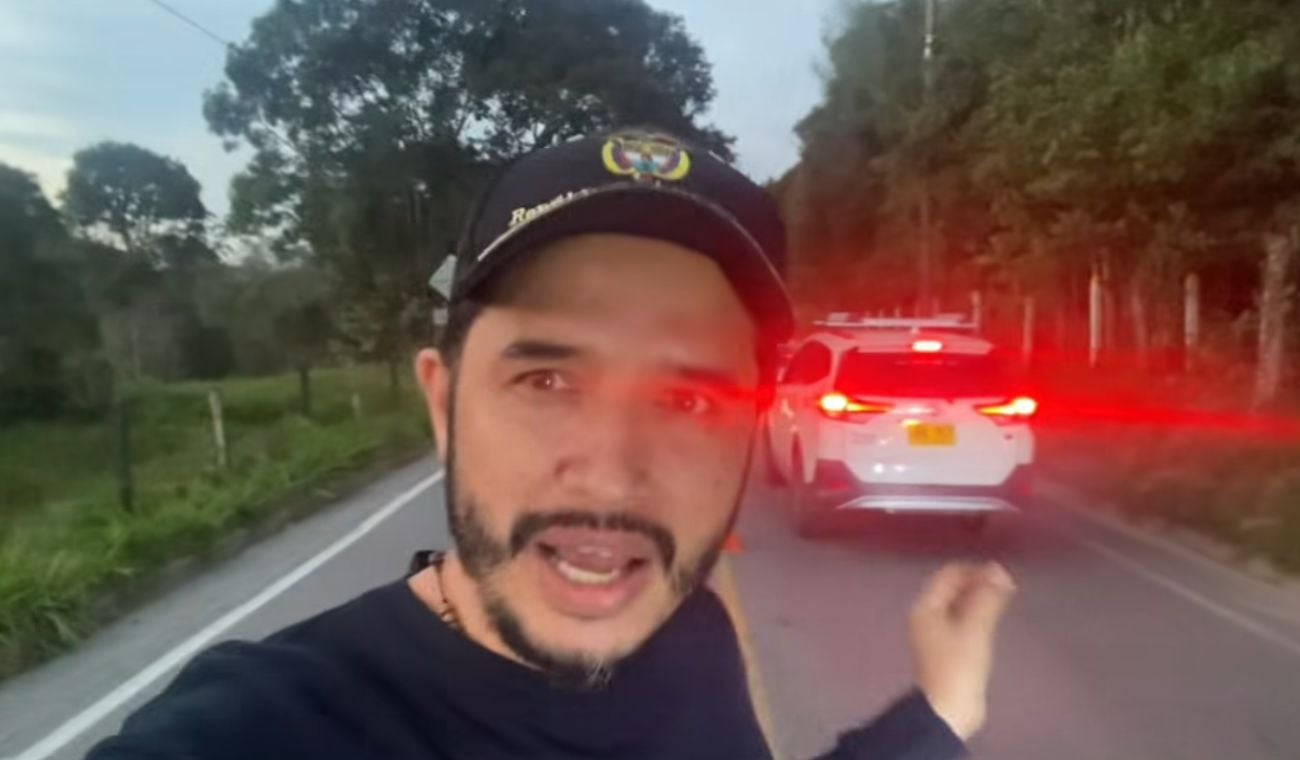 Leonardo Silva mostrando problemática del peaje de La Mesa de Los Santos