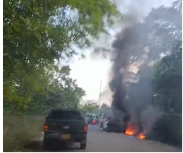 Incineración de dos vehículos y atentado contra campo petrolero