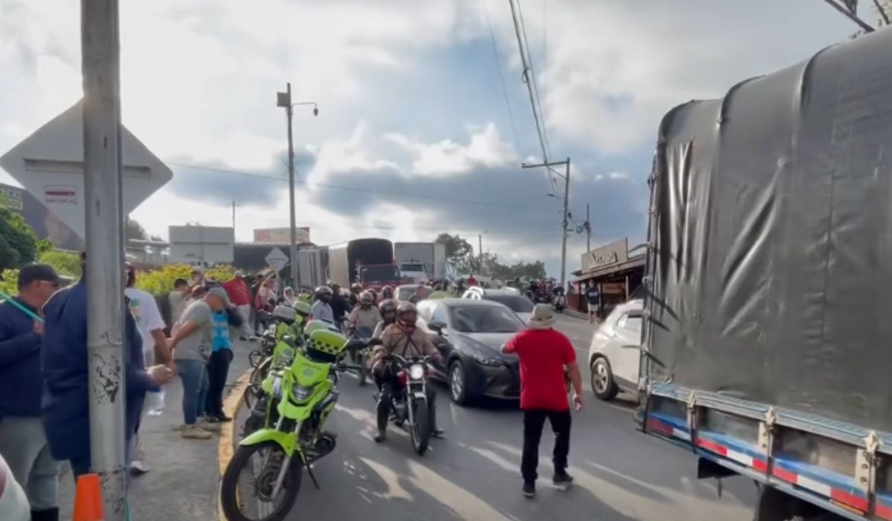 Trancón en el peaje de La Mesa de Los Santos