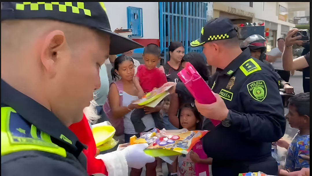 Policía Nacional regala felicidad a los niños del norte