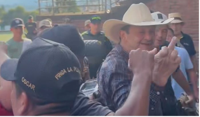 El alcalde de Barbosa (Santander) haciéndole 'pistola' al diputado Danovis Lozano