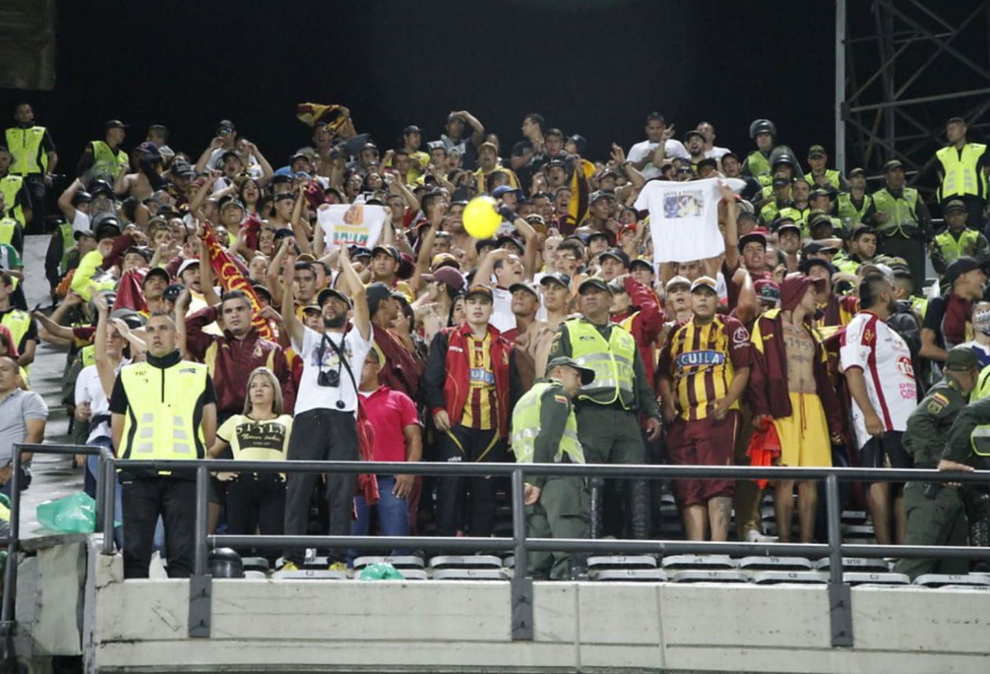 Un puñado de hinchas pijaos acompañó el Deportes Tolima en Medellín