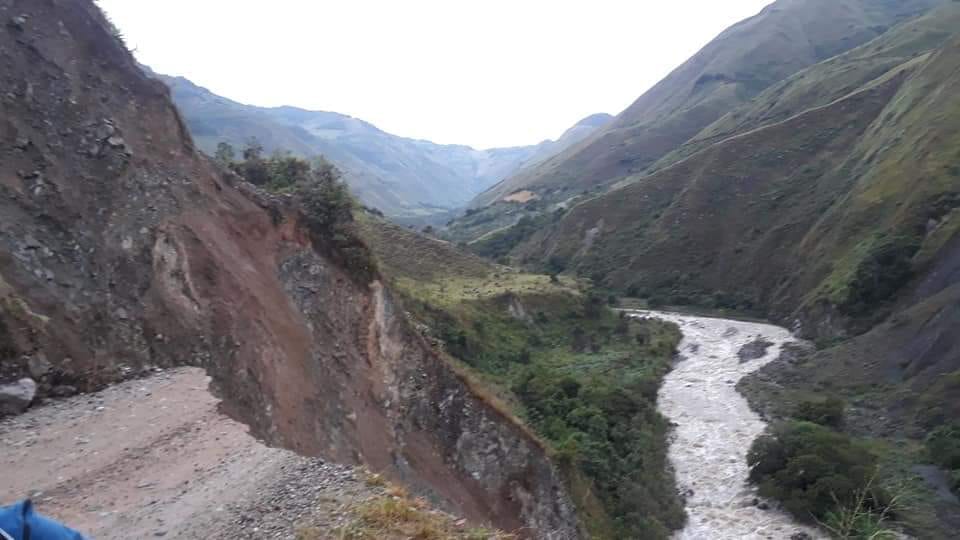 Vía a Roncesvalles Tolima cruce Los Guayabos.