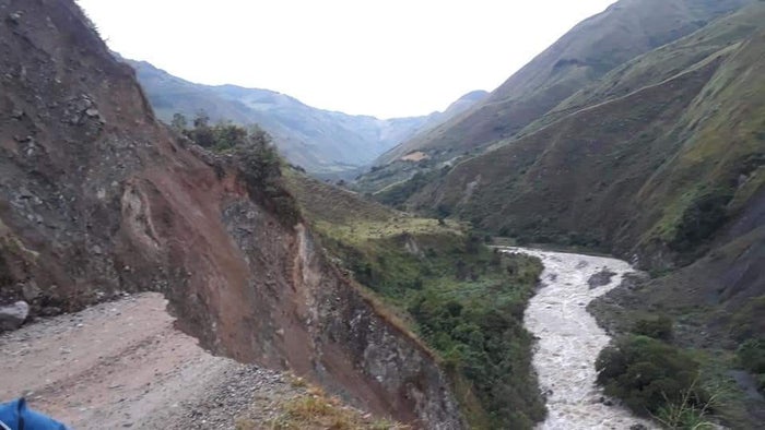 Vía a Roncesvalles Tolima cruce Los Guayabos.