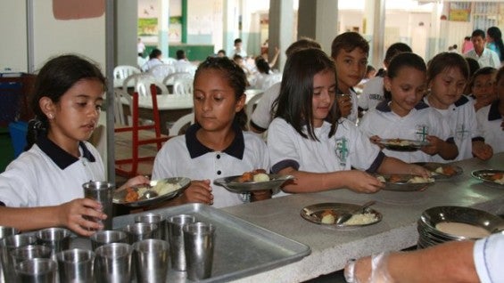 Actualmente, 243 mil menores reciben la alimentación escolar en Antioquia.