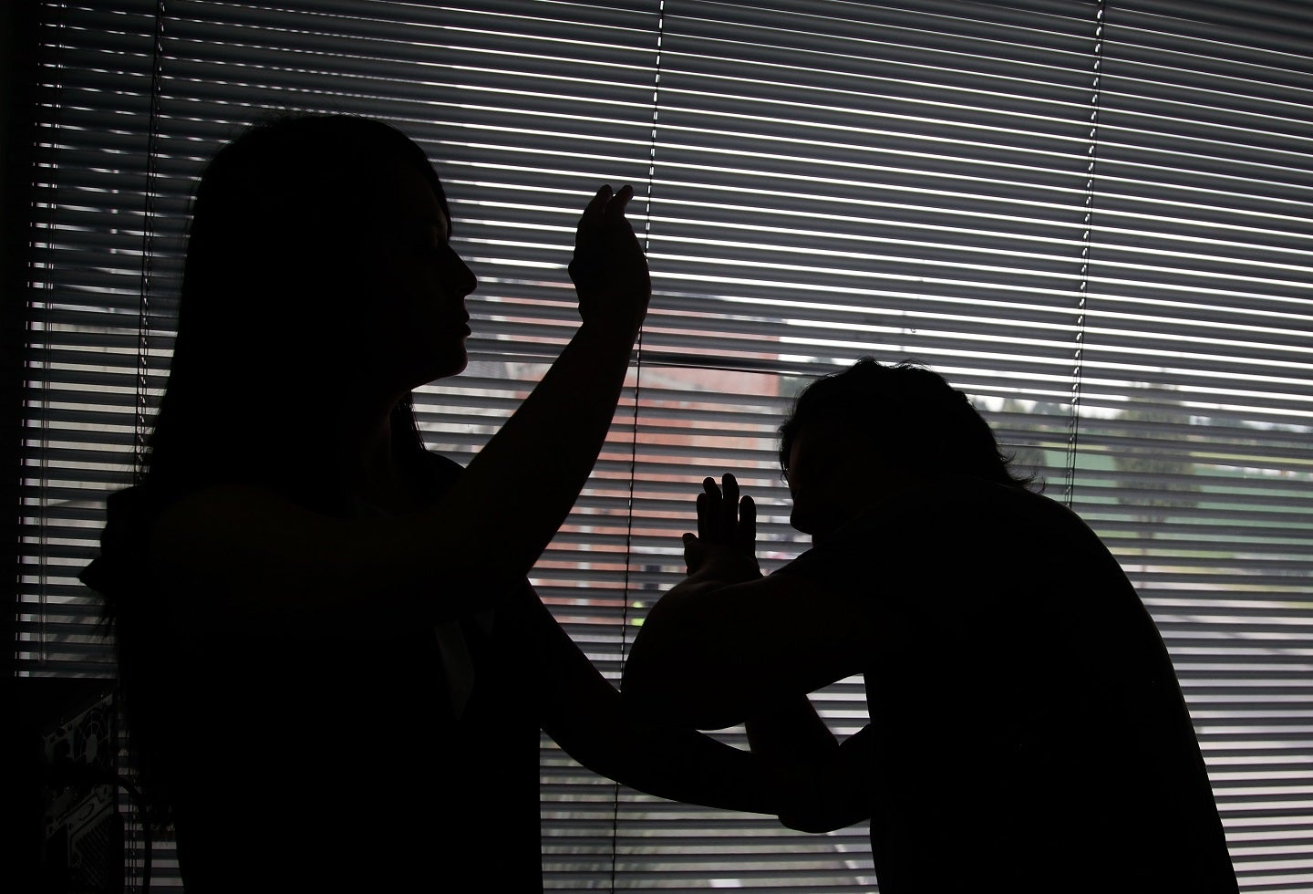 Un fiscal lo investiga por supuestamente someter a toda clase de maltratos físicos y verbales a su pareja de 15 años y a la madre de ella