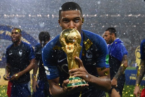 El delantero de Francia, Kylian Mbappe, besa el trofeo de la Copa del Mundo luego de ganar el último partido de fútbol de la Copa del Mundo Rusia 2018 entre Francia y Croacia en el Estadio Luzhniki en Moscú el 15 de julio de 2018.
