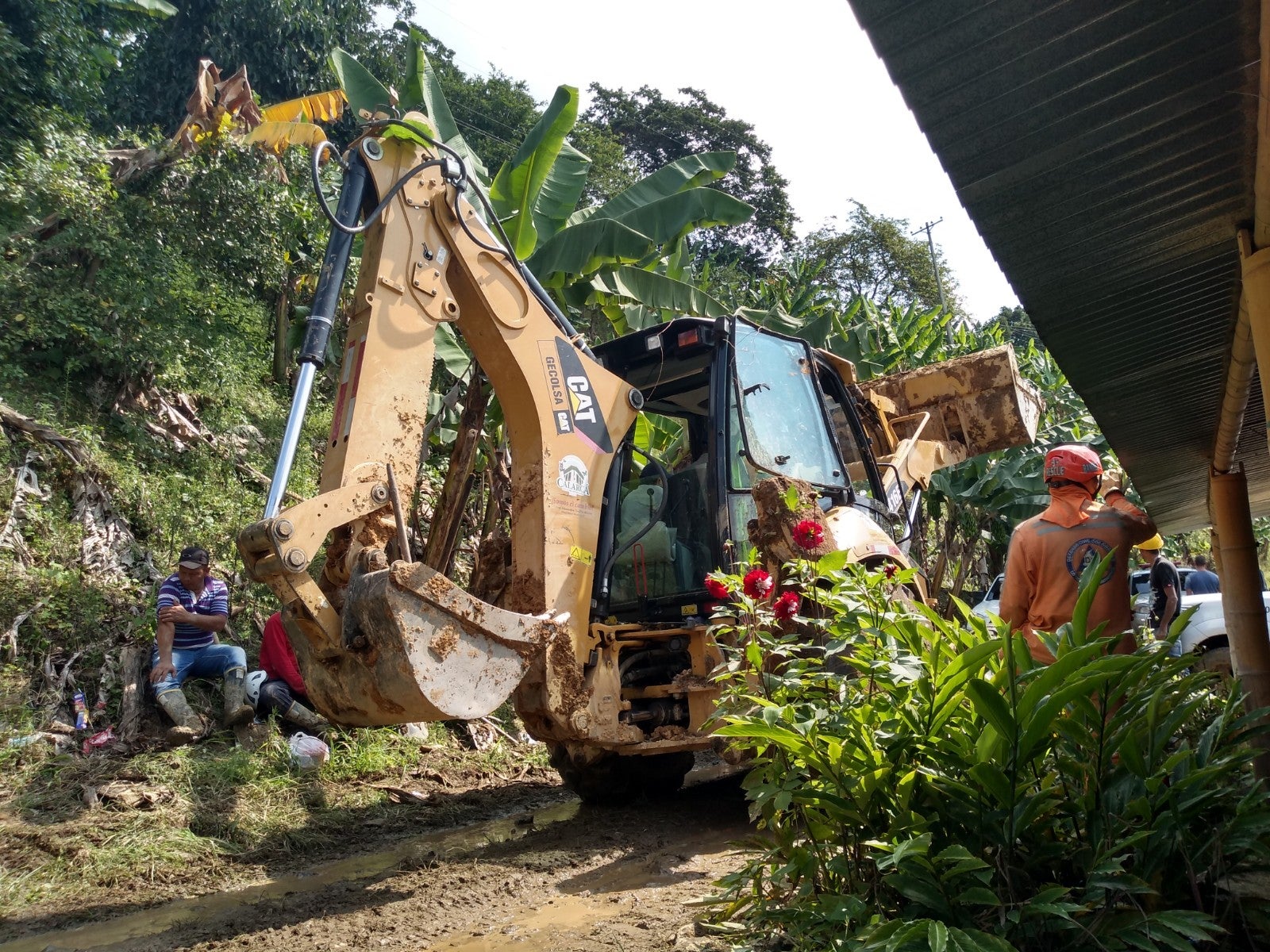 Maquinaria amarilla realiza trabajos en zona del alud en Calarcá.
