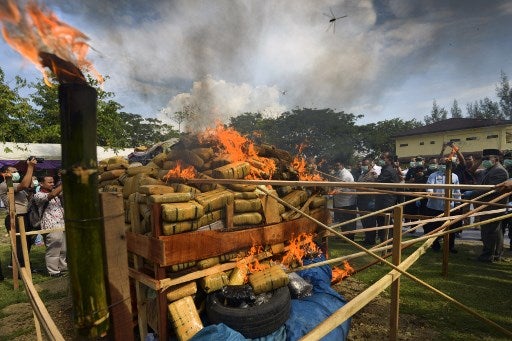 La policía de Indonesia acabó este jueves con una pirámide de 800 kilogramos de marihuana.