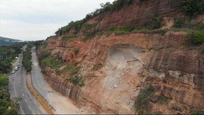 Los vehículos que se movilizan por este tramo, deberán desviarse por el municipio de Melgar.