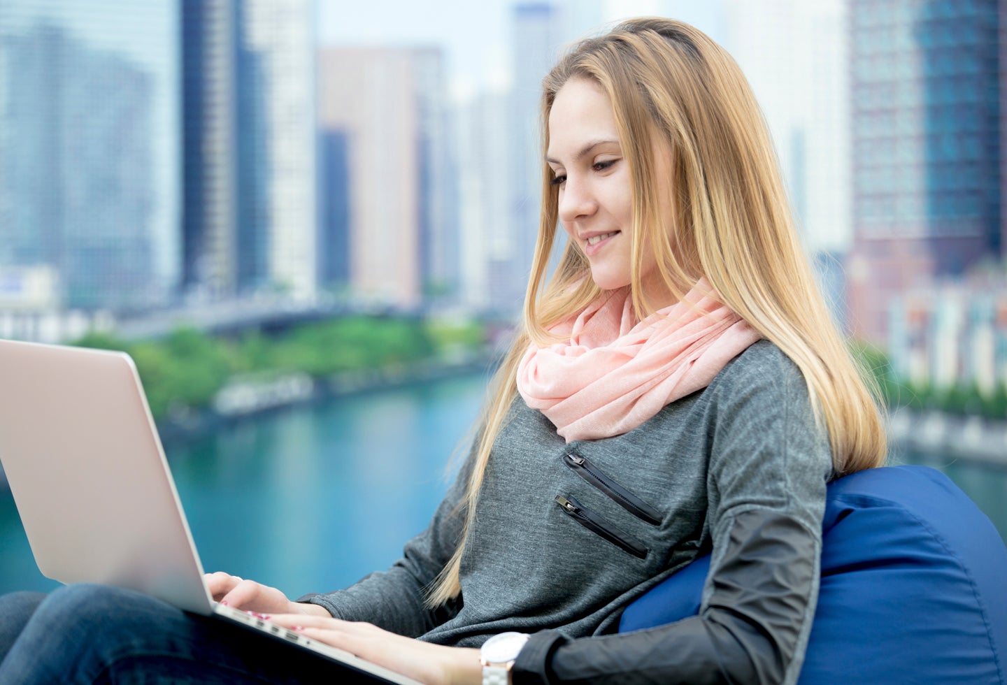 Una joven asiste una clase virtual en el exterior