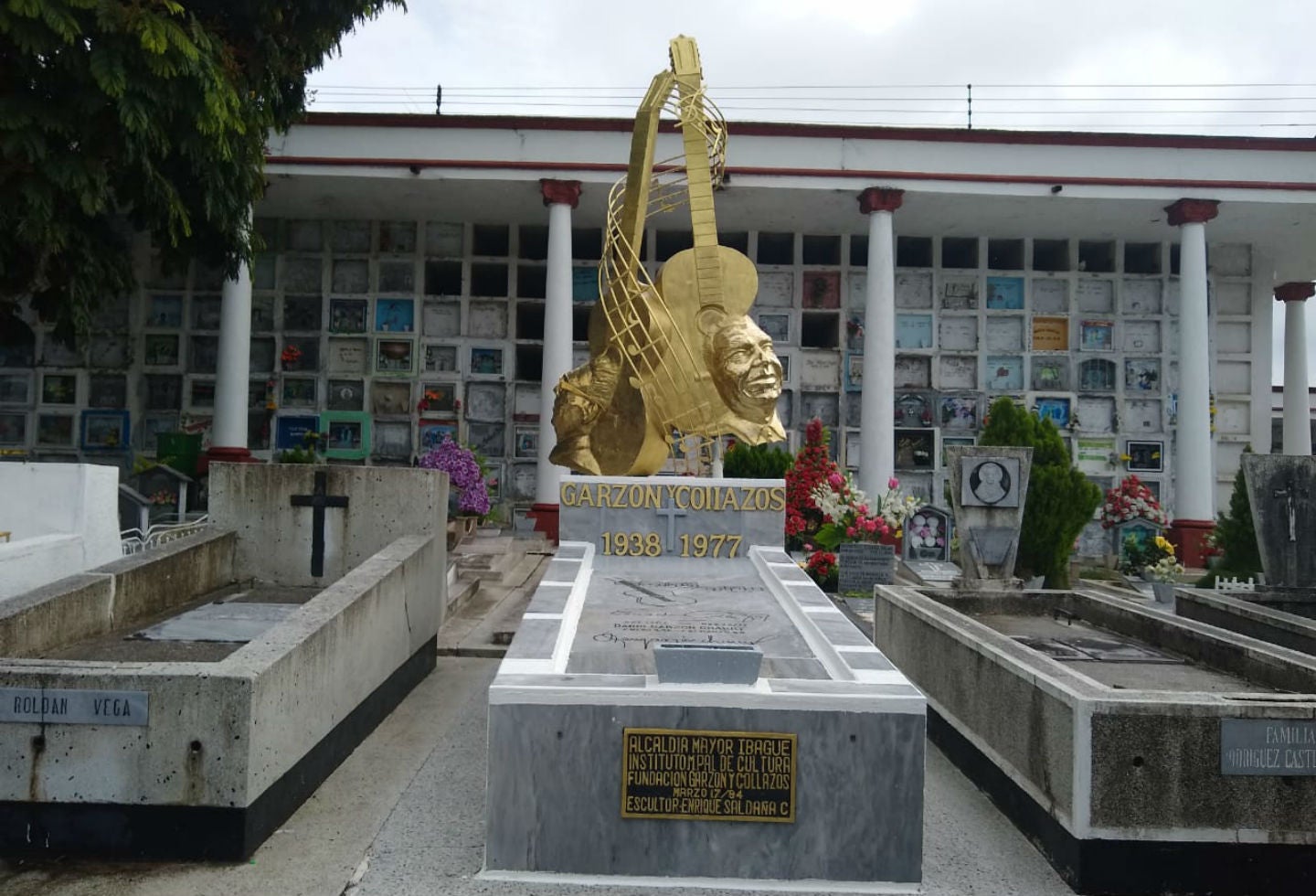 Homenaje al dueto Garzón y Collazos en el cementerio San Bonifacio de Ibagué.