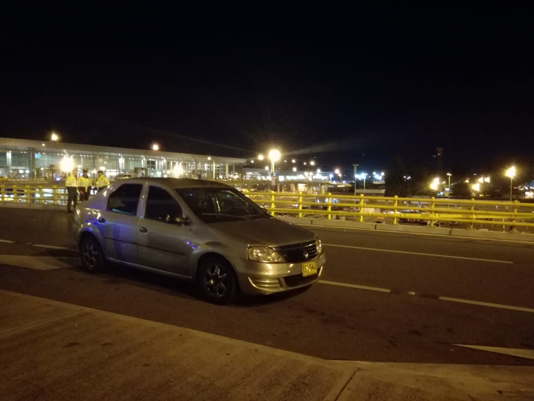 Vehículo de Uber que recibió seis disparos en medio de operativo de tránsito