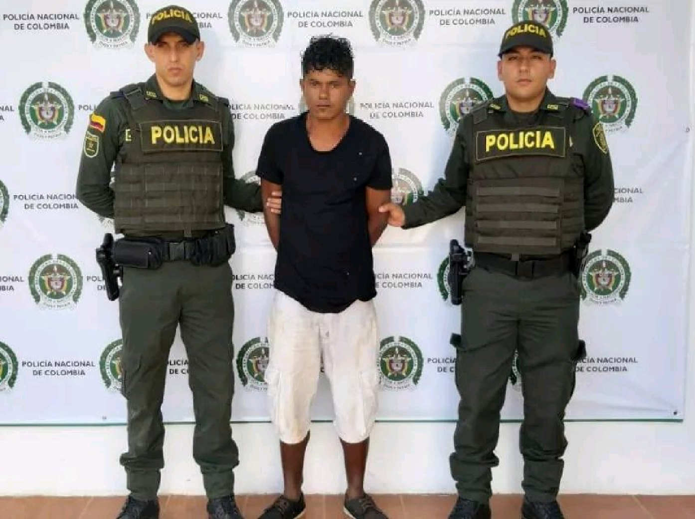 Le cortó la cara con una navaja a una mujer