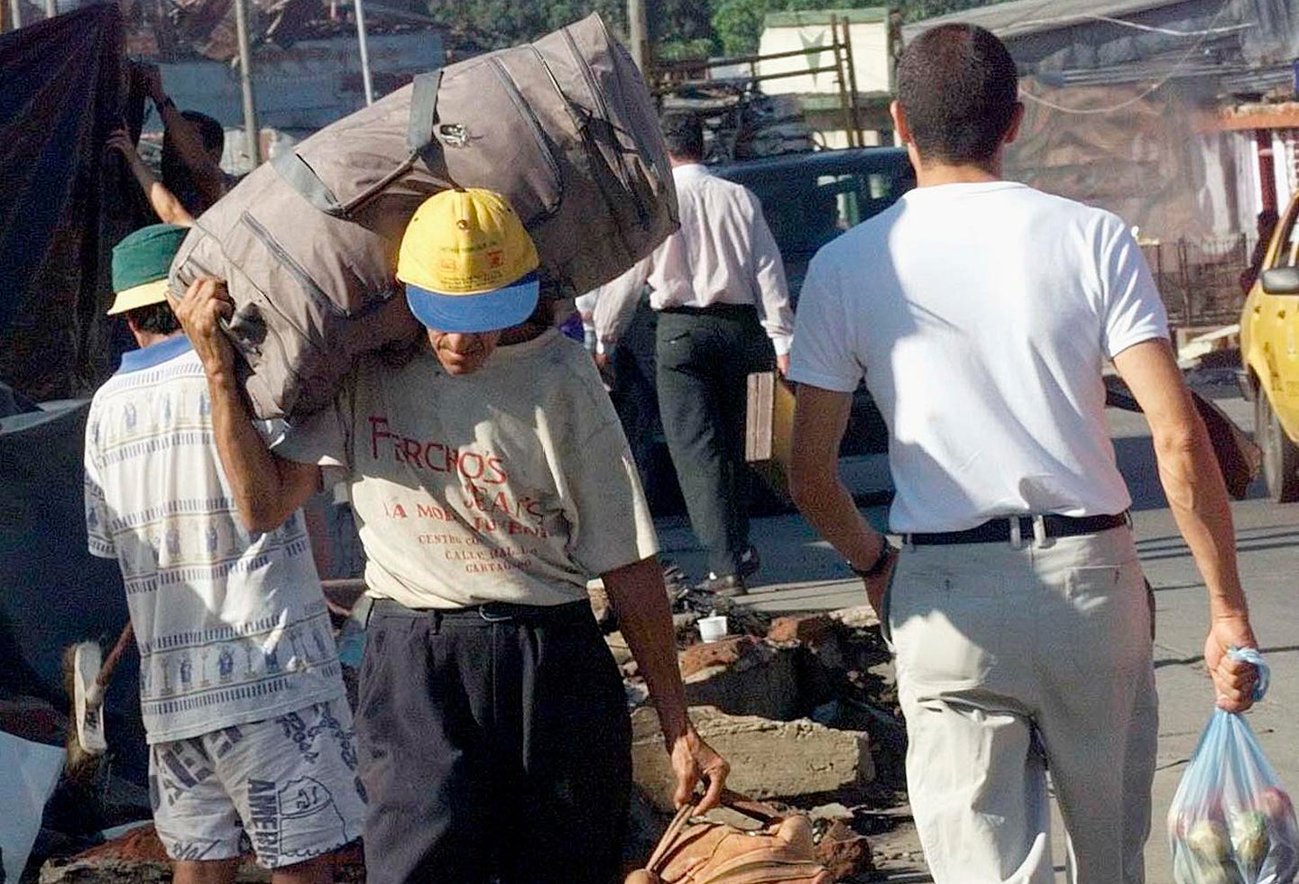 Un adulto mayor trabajando en Bogotá