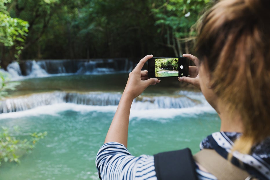 Una joven tomando fotografías de su viaje - Viajes - Turismo
