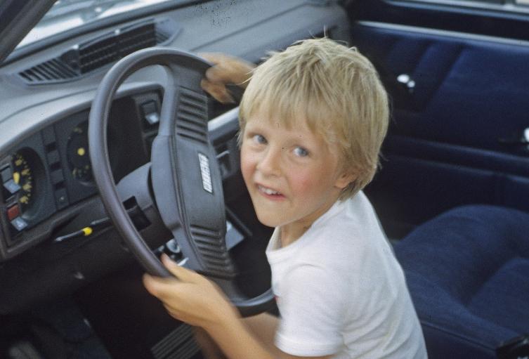 Niño al volante de un auto. Imagen de referencia.