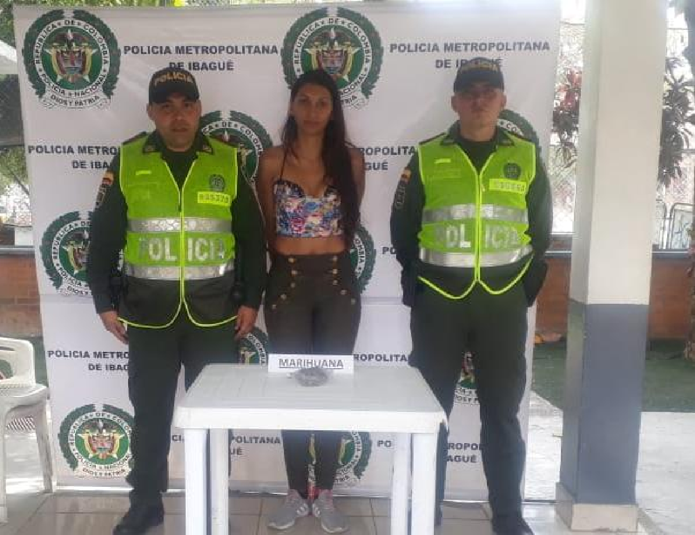 la mujer continúa vinculada al proceso