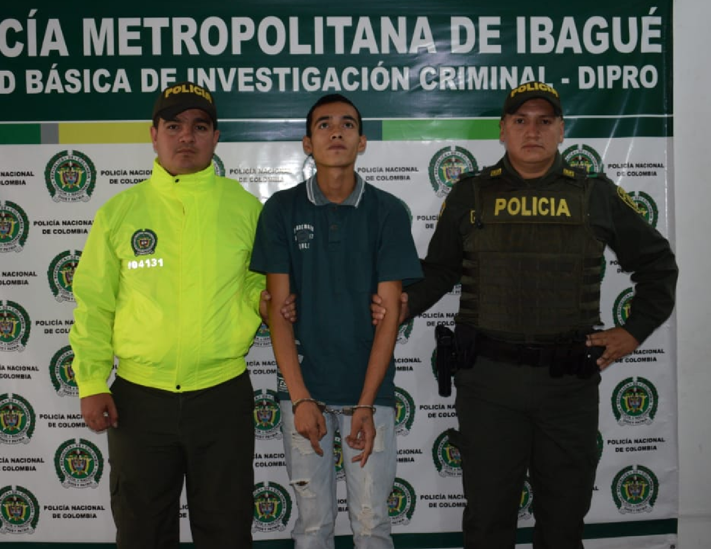 Habría atracado a una mujer en compañía de otro hombre.