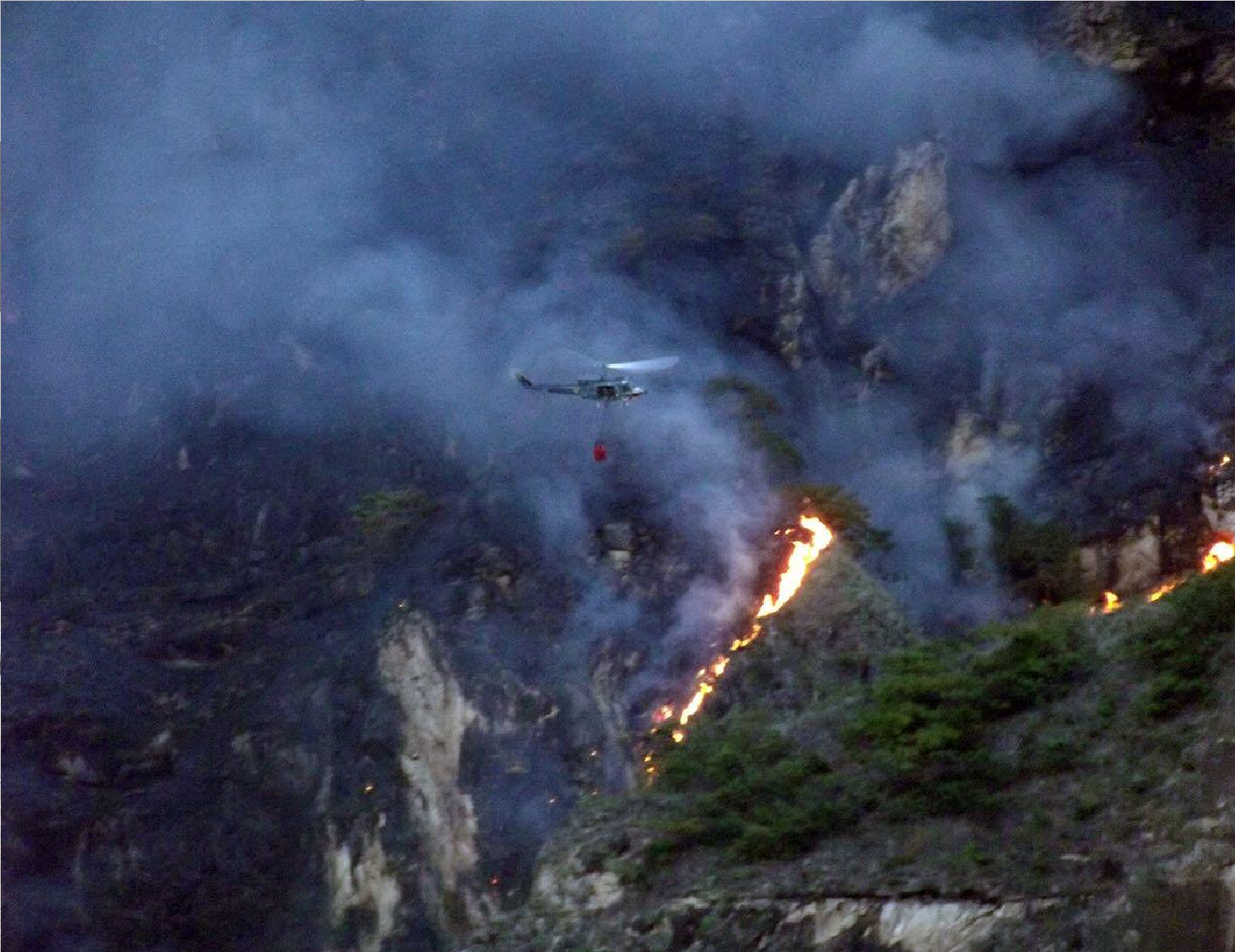 El helicóptero vuela hasta los incendios.