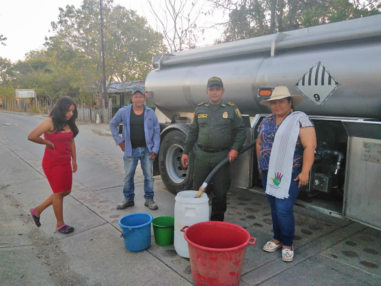 Carrotanques con la Policía