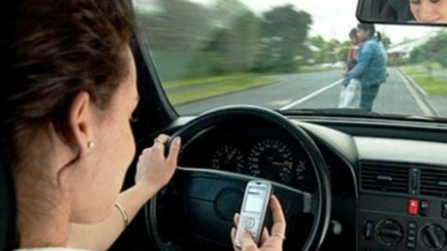 Por conducir mientras usaban el celular, fueron sancionados 200 ibaguereños