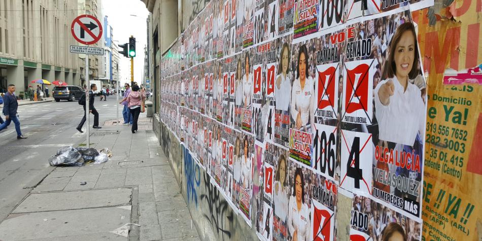 La publicidad exterior visual, carteles, pancartas, afiches, perifoneo y vallas publicitarias reguladas en el Código de Policía