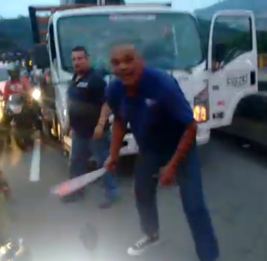 Con machete en mano, el conductor de un camión arremetió contra un motociclista en Medellín