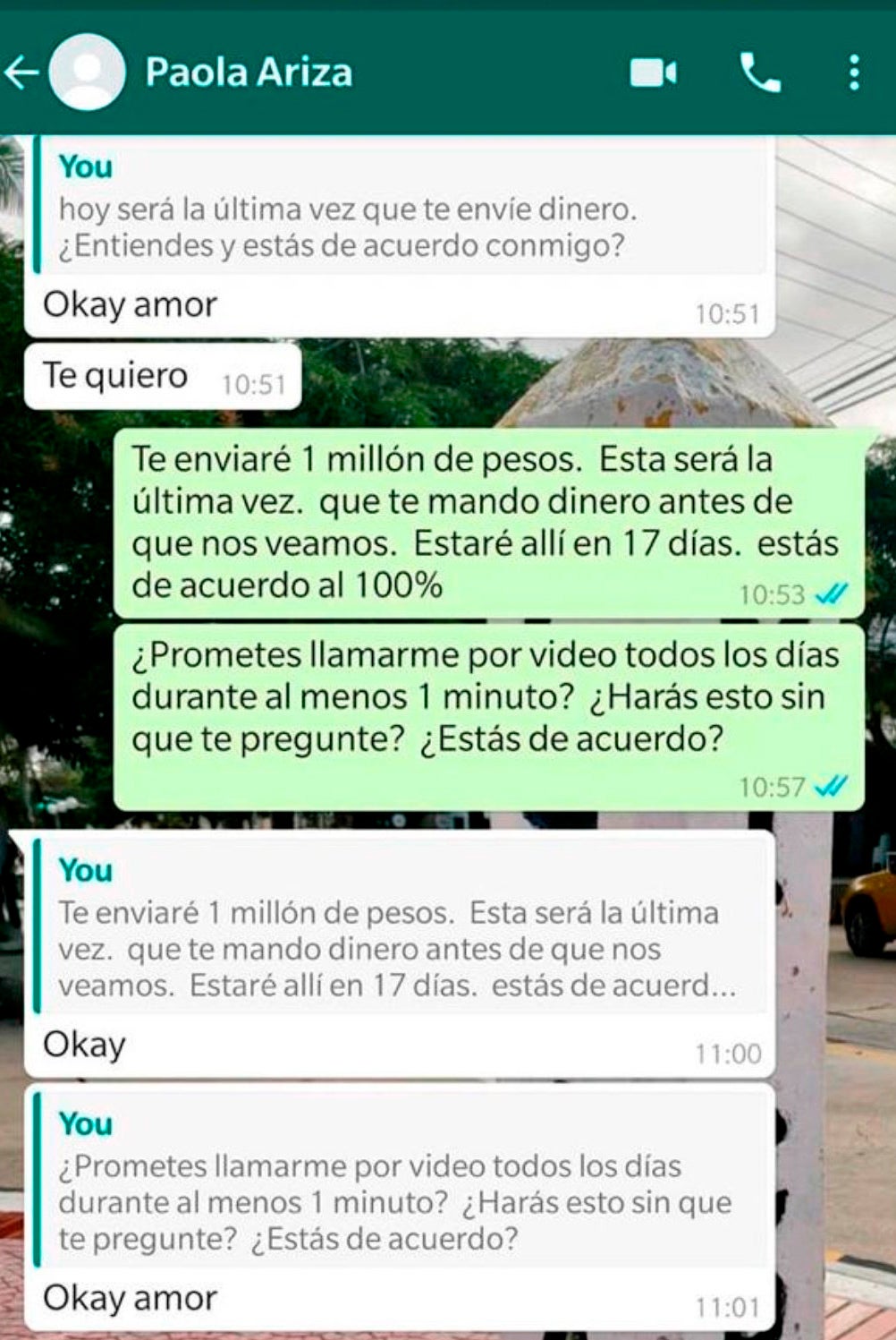 Brian Harrington mostrando una conservación con Paola Ariza