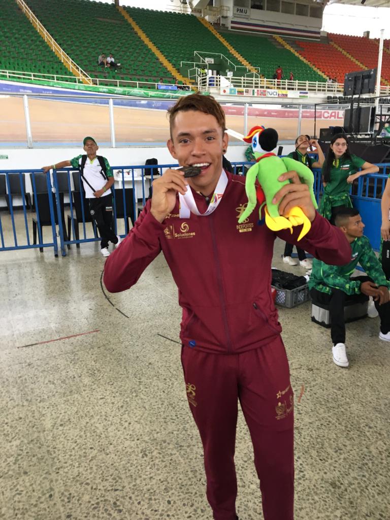 Ganador primera medalla dorada en los Juegos Paranacionales 2019 .