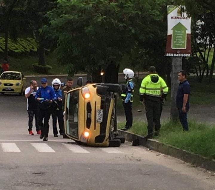 Taxi se volcó en la Gaviota