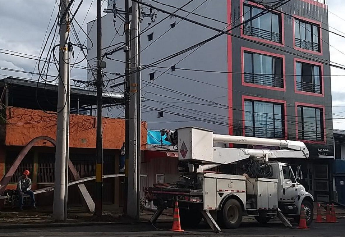 Hombre electrocutado