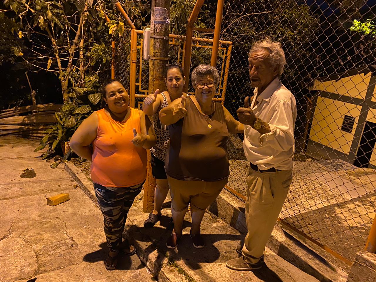 Comunidad feliz por alumbrado