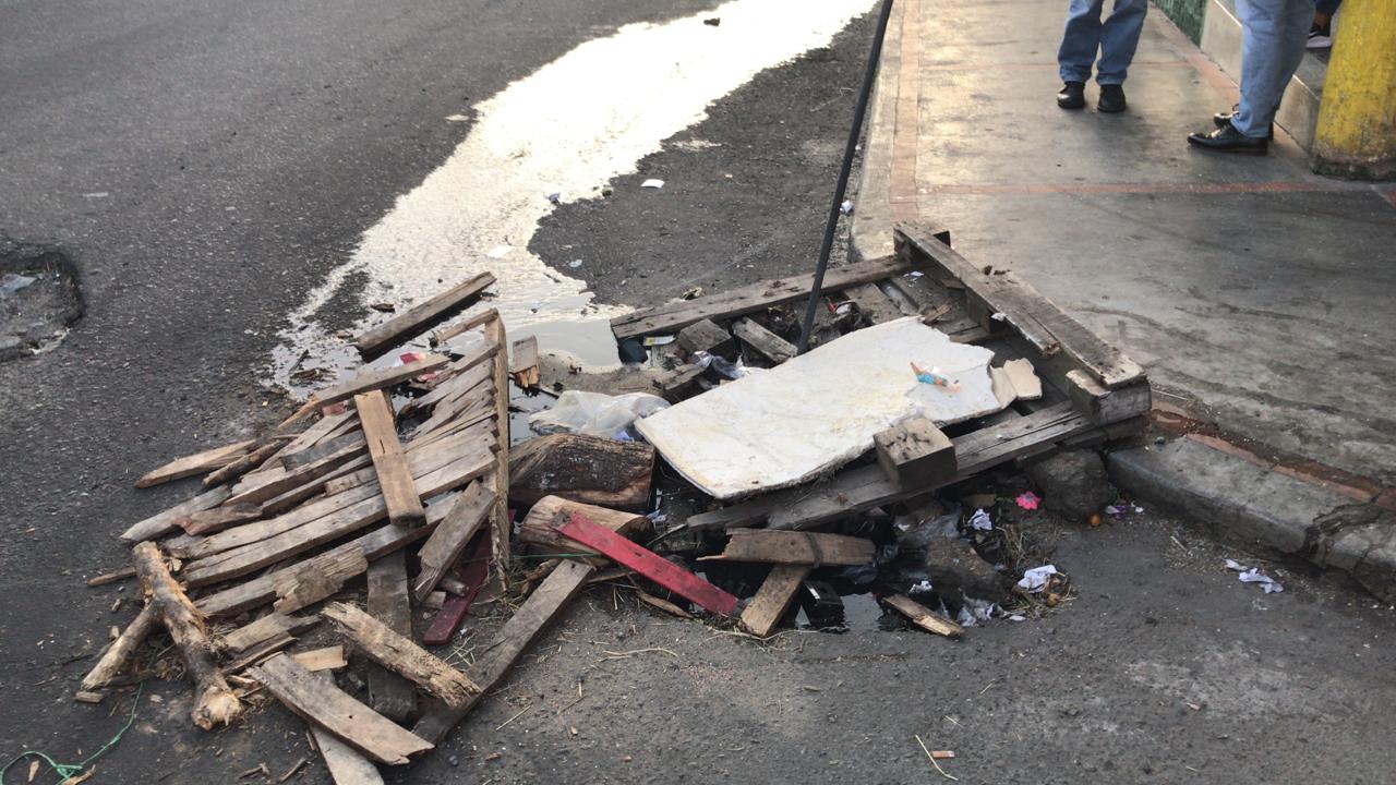 Fuga de aguas negras y malos olores en la calle 28 con carrera 4C