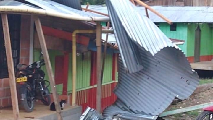 Fuerte vendaval registrado en las últimas horas provocó desbordamiento de una quebrada