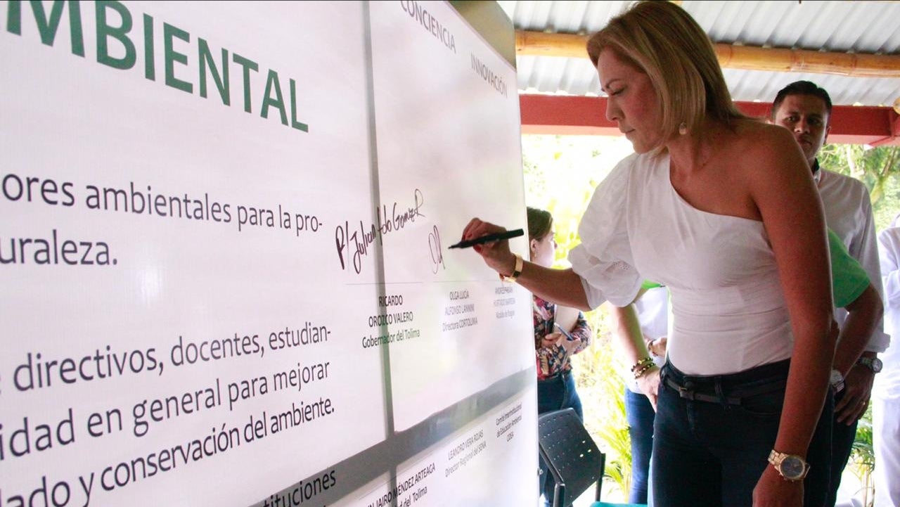Directora del Cortolima firmó pacto por una educación ambiental