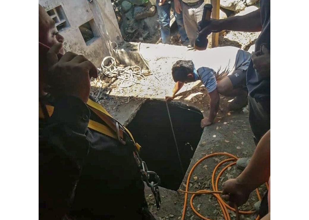 Hombre muere al caer en pozo