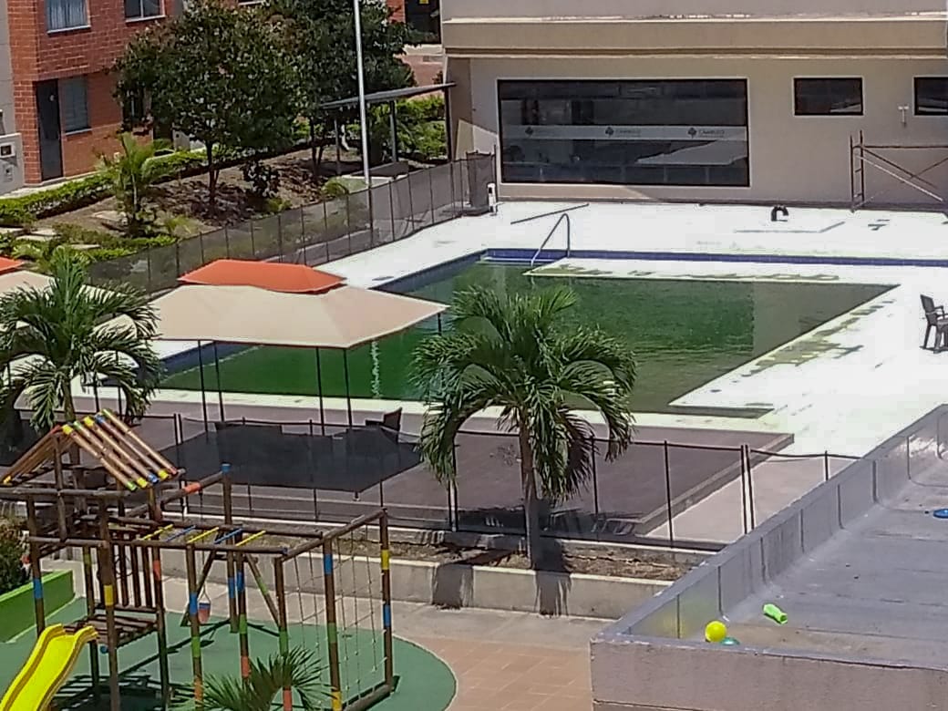 Piscina conjunto arboleda campestre cámbulos