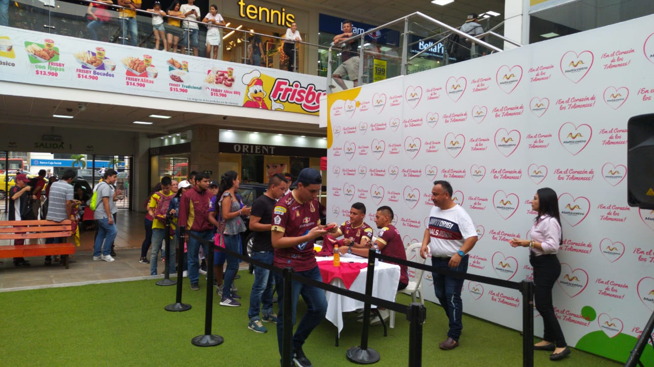Daniel Cataño y Jeison Gordillo firmando autográfos 2