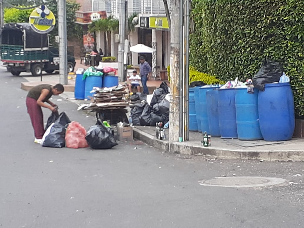 Regueros de basuras en los barrios de Ibagué