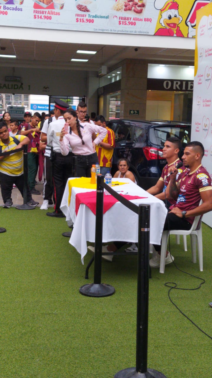 Daniel Cataño y Jeison Gordillo firmando autográfos