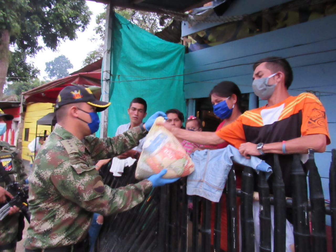 Entrega de mercados en Ibagué